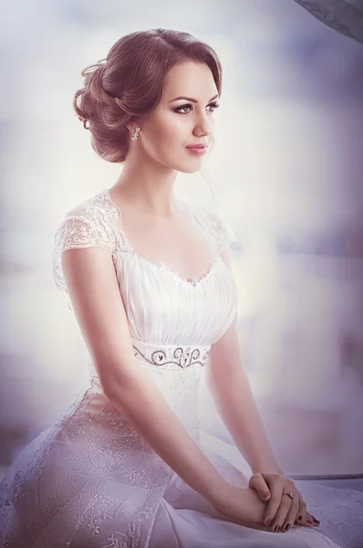 Bruid met stijlvolle make-up in witte jurk — Stockfoto