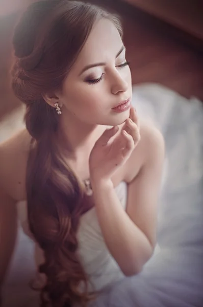 Bride with fashion hairstyle — Stock Photo, Image