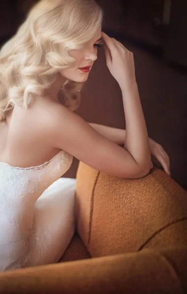 Novia con elegante maquillaje en vestido blanco —  Fotos de Stock