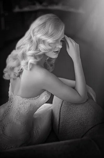 Novia con elegante maquillaje en vestido blanco —  Fotos de Stock