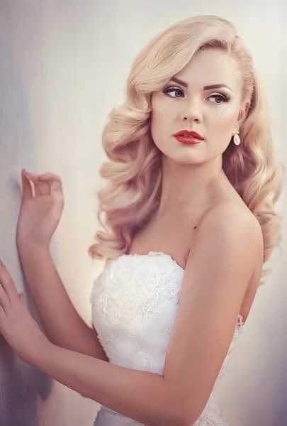 Sposa con elegante make-up in abito bianco — Foto Stock