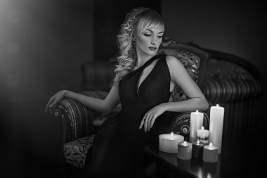 Siyah elbiseli güzel bir kadın.