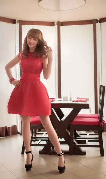 Vacker ung flicka i röd klänning — Stockfoto