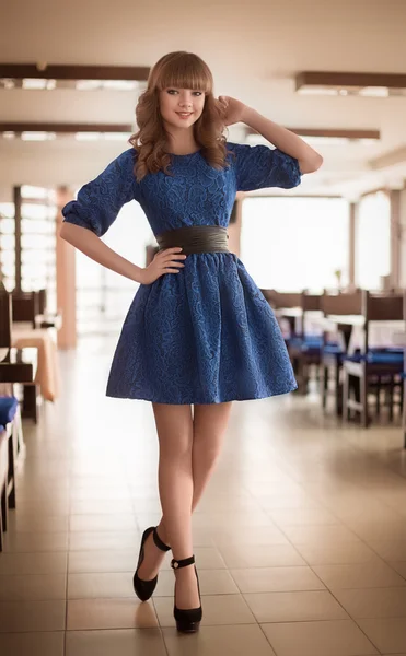 Menina bonita em vestido azul — Fotografia de Stock