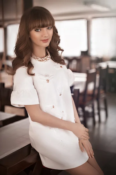 Όμορφη νεαρή κοπέλα σε λευκό φόρεμα — Φωτογραφία Αρχείου