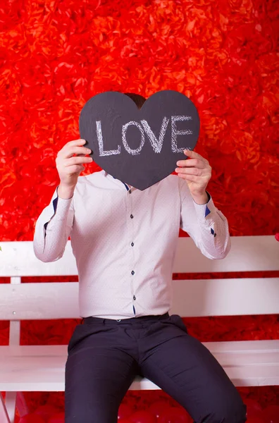 Homme avec un comprimé en forme de coeur — Photo