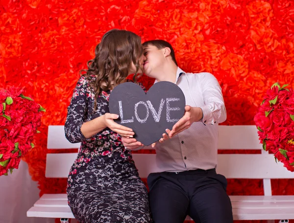 Paar küsst sich im Studio — Stockfoto