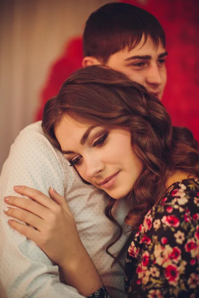 Młoda para przytulająca — Zdjęcie stockowe