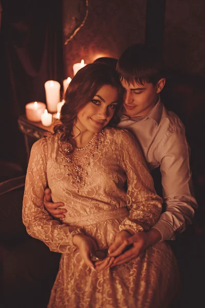 Casal em uma acolhedora sala de estar escura — Fotografia de Stock