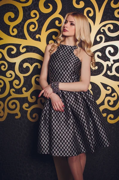 Mujer con maquillaje en vestido de moda —  Fotos de Stock