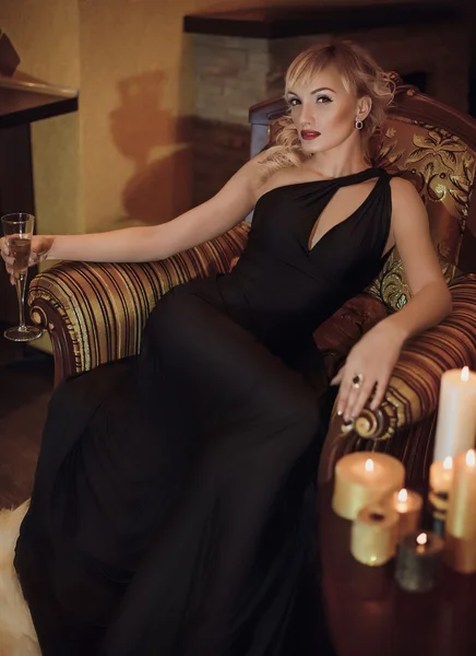 Vacker ung kvinna i svart klänning — Stockfoto