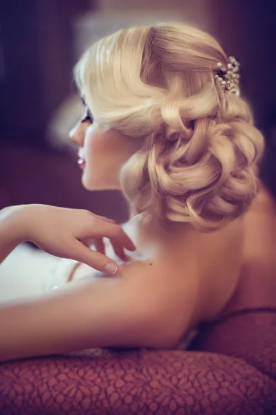 Noiva com penteado de moda — Fotografia de Stock