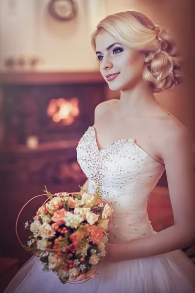 Nevěsta s elegantní make-up v bílých šatech — Stock fotografie