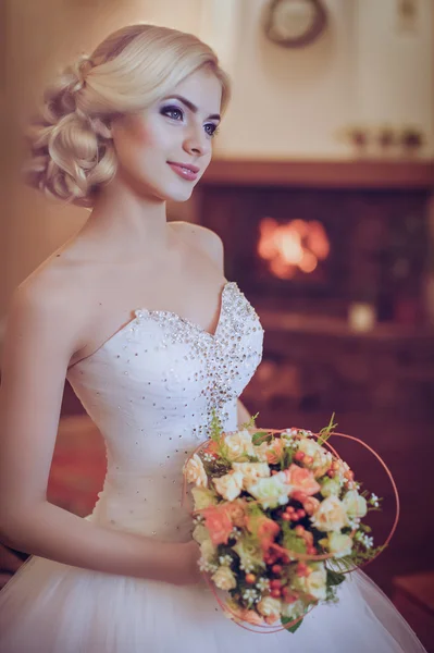 Bride with stylish make-up in white dress — Stock Photo, Image