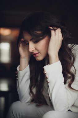 Makyajlı güzel bir genç kadının portresi.