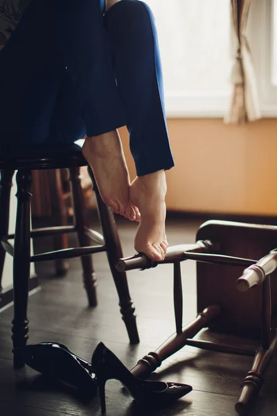 Женские бёдра в обуви — стоковое фото