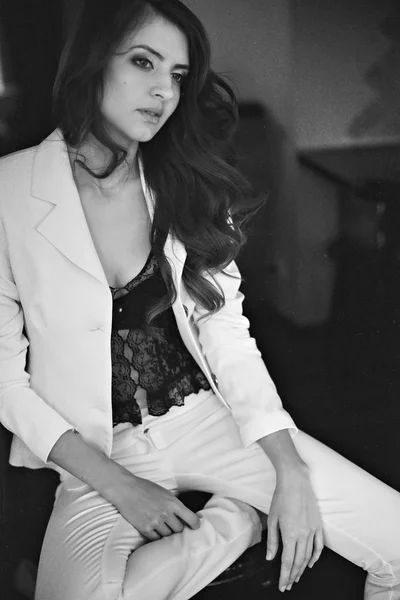 Hermosa mujer en traje blanco de moda — Foto de Stock