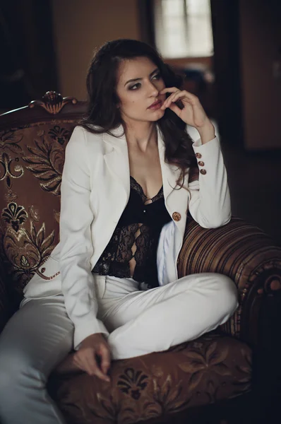 Красивая женщина в моде белый костюм — стоковое фото