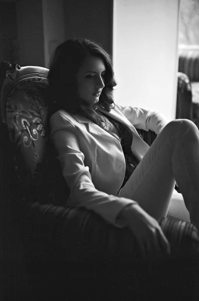 Krásná žena v módní bílé barvy — Stock fotografie