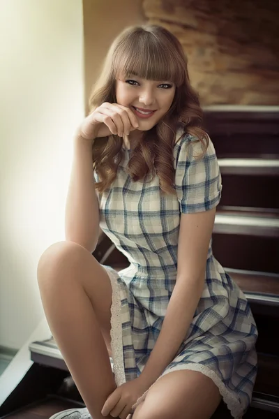 계단에 앉아 아름 다운 소녀 — 스톡 사진
