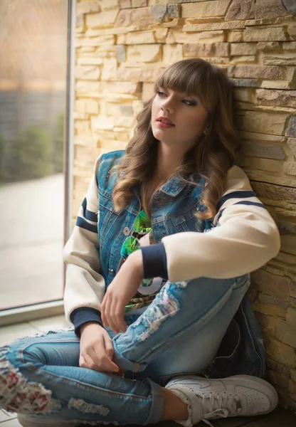 Femme avec maquillage dans les vêtements de mode — Photo