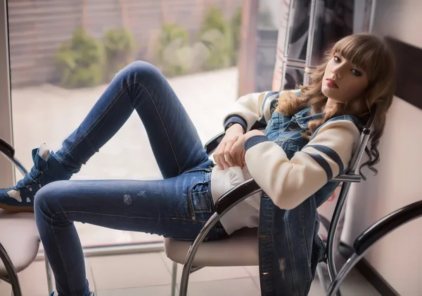 Mooie vrouw in de mode kleding — Stockfoto