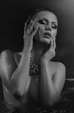 Güzel bir kadınla makyaj su