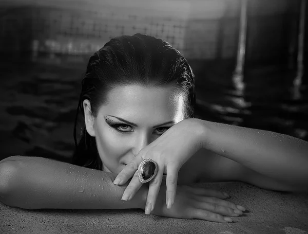 Piękna kobieta mokry z pierścieniem — Zdjęcie stockowe