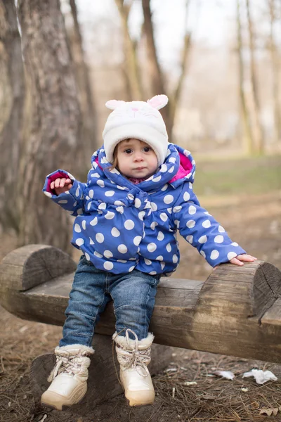 Bambina nella foresta autunnale — Foto Stock