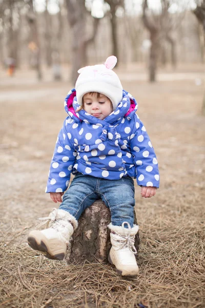 Bambina nella foresta autunnale — Foto Stock