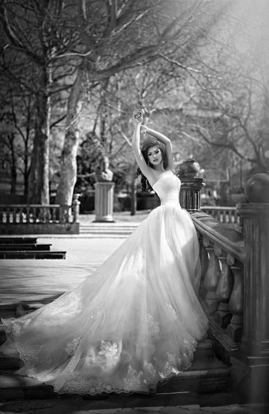 Beautiful bride beautiful bride outdoors — Stock Photo, Image