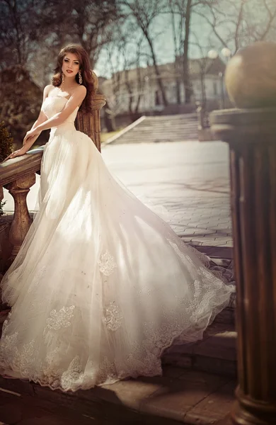 Beautiful bride beautiful bride outdoors — Stock Photo, Image