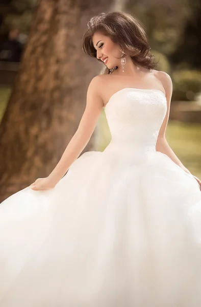 Beautiful bride beautiful bride outdoors — Stock Photo, Image