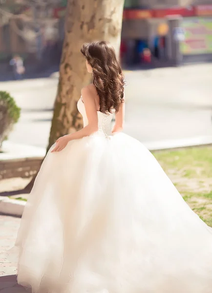 Mooie bruid mooie bruid buitenshuis — Stockfoto