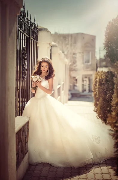 Schöne Braut schöne Braut im Freien — Stockfoto