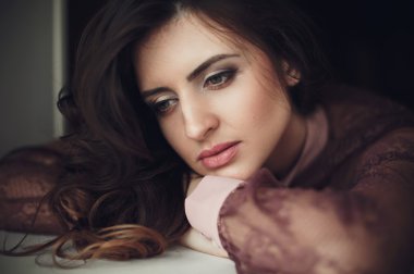 Güzel bir kadının yakın portresi.