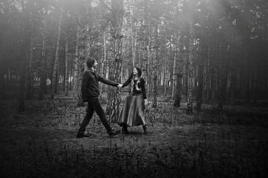 Park çimenlikte eğleniyor Çift