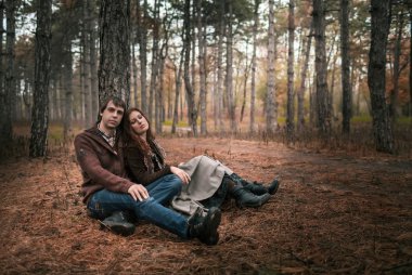 Park Çimenlikte oturan Çift