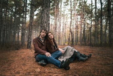 Park Çimenlikte oturan Çift