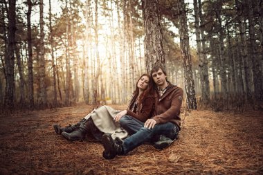 Park Çimenlikte oturan Çift