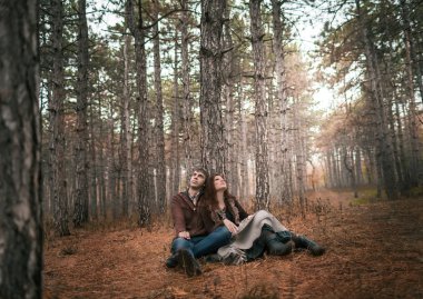 Park Çimenlikte oturan Çift