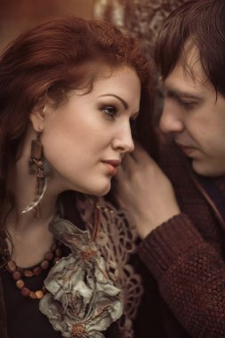 Parktaki güzel genç çift