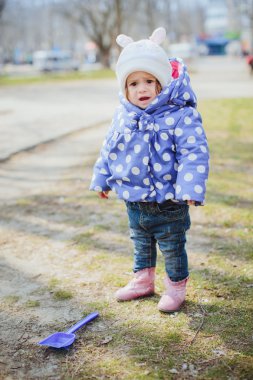 Sonbahar ormanında küçük bir kız