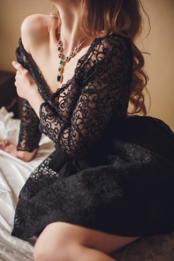 Siyah elbiseli güzel kız.