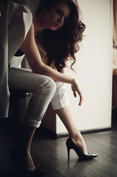 Vacker ung kvinna i mode vit kostym — Stockfoto
