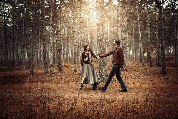 Pareja divirtiéndose en el césped del parque — Foto de Stock