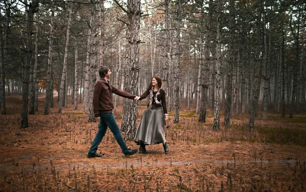 Pareja divirtiéndose en el césped del parque — Foto de Stock