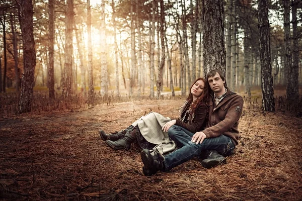 Couple sitting on park lawn — Stock Photo, Image