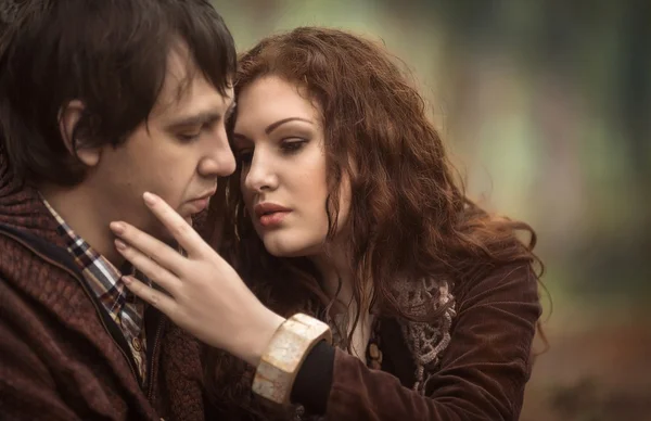 Beautiful young couple in the park — Stock Photo, Image