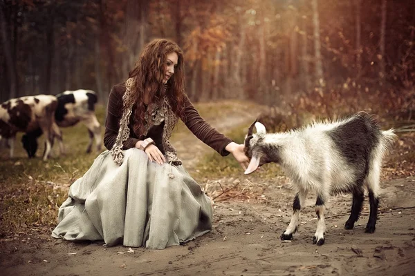 Belle jeune fille avec chèvre — Photo